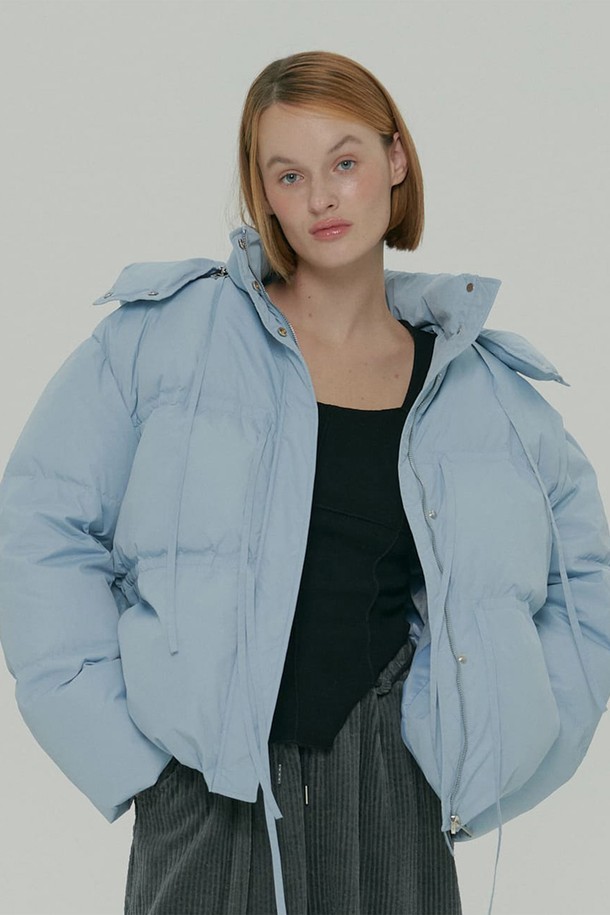 스카이블루 컬러의 STRAP DOWN 재킷은 겨울철 일상에서 미니멀하고 클래식한 스타일을 연출하기에 좋습니다. 여성용 오버핏 패딩 재킷으로, 나일론 소재와 두꺼운 두께감으로 보온성을 높였습니다. 퀼팅 디테일과 스트랩 장식이 특징이며, 부드러운 촉감의 안감으로 편안한 착용감을 선사합니다. 긴 소매와 크롭 기장으로 세련된 핏을 완성하며, 스트랩 여밈 방식으로 간편하게 착용할 수 있습니다.
