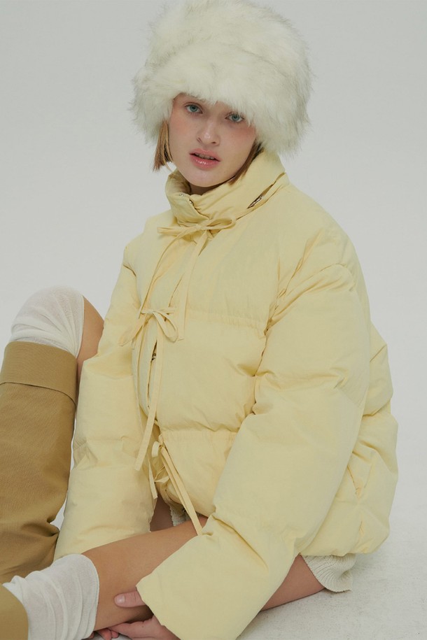 옐로우 컬러의 스트랩 다운 재킷입니다. 여성 의류로, 겨울철 캐주얼 및 미니멀 스타일 연출에 적합합니다. 크롭 기장에 오버핏으로 디자인되었으며, 부드러운 폴리에스테르 소재로 제작되어 편안한 착용감을 선사합니다. 스트랩 디테일과 퍼프 소매가 특징이며, 여행룩으로도 활용하기 좋습니다. 
