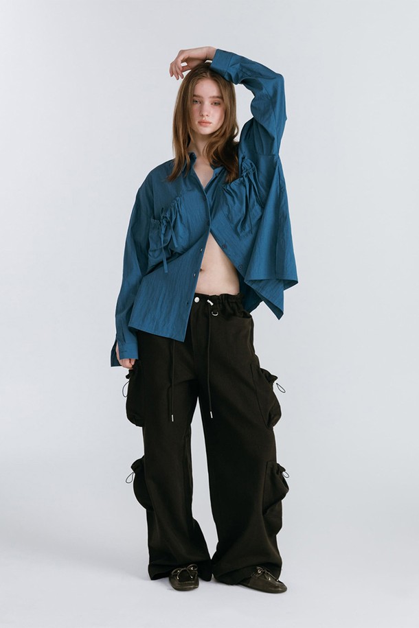 블랙 컬러의 포켓 카고 팬츠는 캐주얼, 스트리트, 미니멀 스타일을 소화하기에 좋은 아이템입니다. 넉넉한 루즈핏 와이드 실루엣으로 편안한 착용감을 선사하며, 봄, 가을 시즌에 활용하기 좋습니다. 카고 스타일의 사이드 포켓 디테일이 돋보이며, 무지 디자인으로 다양한 상의와 매치하기 용이합니다. 일상 속에서 개성 있는 스타일을 연출하고 싶을 때 추천합니다.
