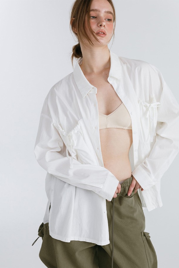 **셔링 포켓 셔츠 / 화이트**는 부드러운 면 소재로 제작되어 편안한 착용감을 선사하는 여성용 셔츠입니다. 베이직한 디자인에 셔링 디테일과 포켓으로 포인트를 더했으며, 얇은 두께감으로 봄, 여름 시즌에 시원하게 착용하기 좋습니다. 차이나 칼라와 루즈핏으로 세련된 무드를 연출하며, 출근룩, 오피스룩, 비즈니스 캐주얼 등 다양한 TPO에 활용 가능합니다. 클래식, 미니멀, 캐주얼 스타일을 즐겨 입는 여성분들께 추천합니다. 긴 소매 기장으로 간절기에도 활용하기 좋습니다.
