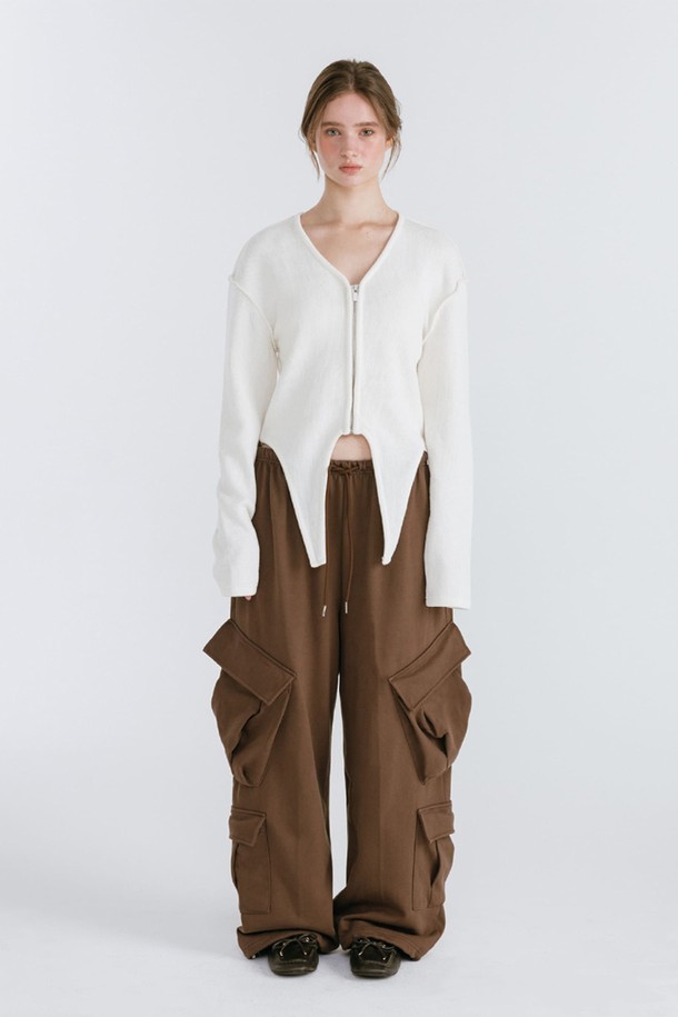 DOUBLE CARGO SWEATPANTS / BROWN은 남녀 공용으로 착용 가능한 카고 스웨트팬츠입니다. 부드러운 면 소재로 제작되어 가을, 겨울 시즌에 따뜻하고 편안하게 입을 수 있습니다. 브라운 컬러의 무지 디자인에 루즈핏으로 캐주얼하고 스트릿 스타일을 연출하기 좋습니다. 두꺼운 두께감과 밴딩 허리, 카고 포켓 디테일이 특징입니다. 일상생활에서 편안함과 스타일리시함을 동시에 잡을 수 있는 아이템입니다.
