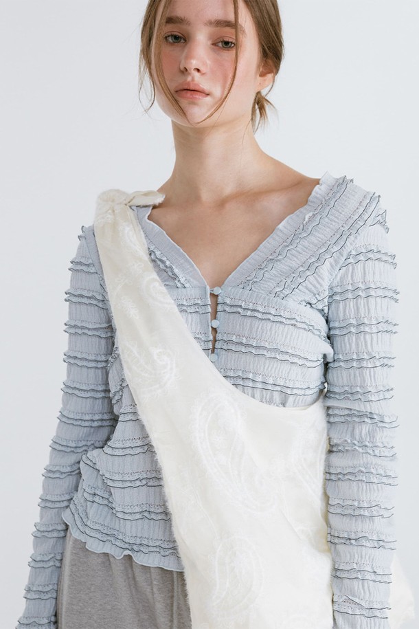 아이보리 컬러의 부드러운 오간자 소재로 제작된 소프트 라운드 오간자 백입니다. 미디엄 사이즈의 원형 가방으로, 은은하게 비치는 반투명 오간자 소재가 우아하고 엘레강스한 분위기를 연출합니다. 안쪽 내용물을 안전하게 보호해주는 조임 끈 디테일과 여성스러운 리본 장식이 돋보입니다. 데이트룩, 모임룩, 소개팅룩 등 다양한 TPO에 활용 가능하며, 클래식, 로맨틱, 미니멀 스타일 모두 소화 가능한 아이템입니다. 일상 속에서 특별함을 더해보세요.
