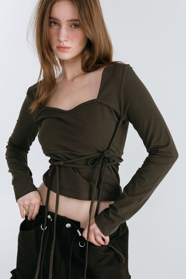 리본 하트 넥 티셔츠 (CHARCOAL)는 여성스러운 무드를 연출하는 캐주얼 티셔츠입니다. 부드러운 면 소재로 제작되어 편안한 착용감을 선사하며, 슬림핏 크롭 기장으로 다리가 길어 보이는 효과를 줍니다. 하트 넥 라인과 리본 디테일이 사랑스러운 포인트를 더하고, 차콜 컬러는 어떤 스타일에도 쉽게 매치할 수 있어 활용도가 높습니다. 봄, 가을에 단독으로 또는 레이어드하여 캐주얼하면서도 미니멀한 스타일을 완성해보세요.
