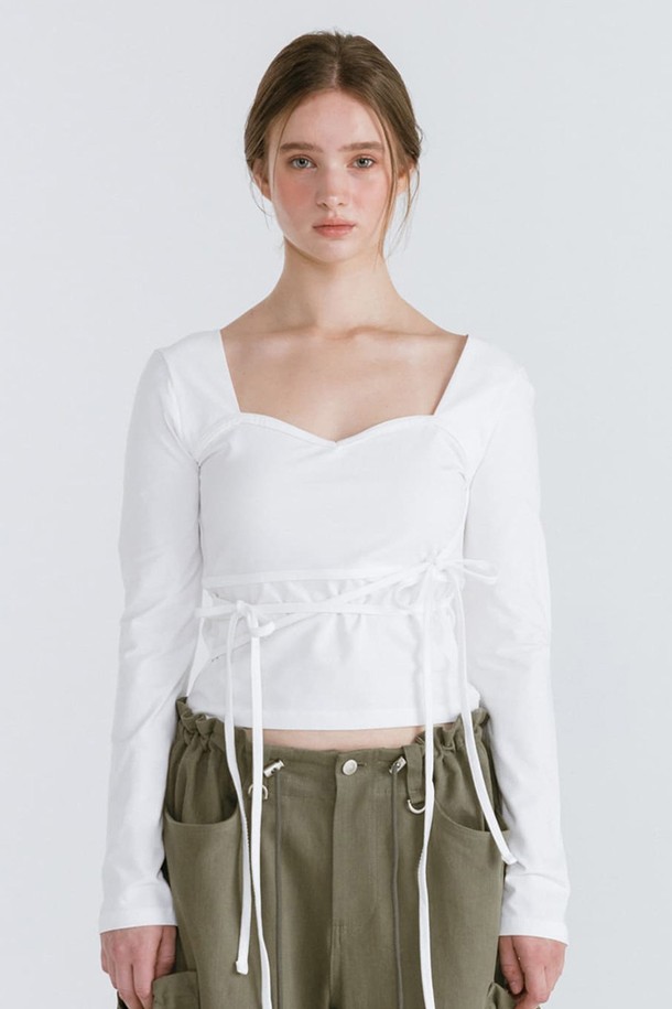 리본 하트 넥 티셔츠 / 화이트는 페미닌하고 캐주얼한 무드를 연출하는 여성 티셔츠입니다. 봄, 여름 시즌에 적합하며, 얇은 두께감과 부드러운 면 소재로 편안한 착용감을 선사합니다. 크롭 기장에 하트넥 디자인, 긴 소매와 리본 디테일이 사랑스러운 포인트를 더합니다. 데이트룩, 소개팅룩 등 특별한 날에 미니멀한 스타일로 연출하기 좋습니다.
