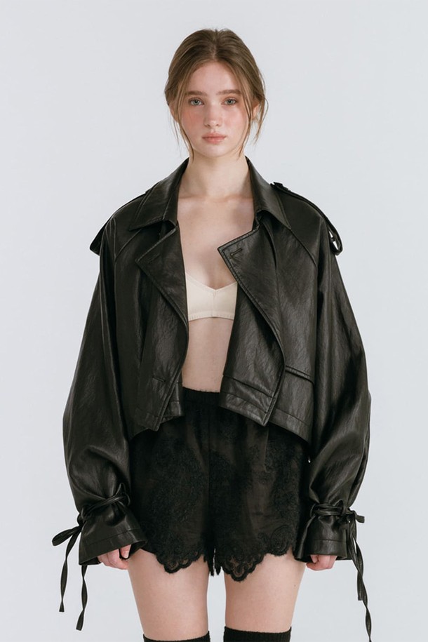 LEATHER STRAP TRENCH JACKET / BLACK (레더 스트랩 트렌치 재킷 / 블랙)은 여성용 아우터로, 봄, 가을에 착용하기 좋은 트렌치 스타일의 재킷입니다. 블랙 컬러의 무지 디자인으로, 모던하고 미니멀한 스타일을 연출합니다. 얇은 두께의 가죽(레더) 소재로 뻣뻣한 촉감을 가지며, 오버핏 크롭 기장으로 시크한 분위기를 더합니다. 소매 스트랩과 칼라 디자인이 특징이며, 버클 여밈 방식으로 제작되었습니다. 데이트룩, 출근룩, 모임룩 등 다양한 TPO에 클래식, 미니멀, 시크한 스타일을 완성해 보세요.
