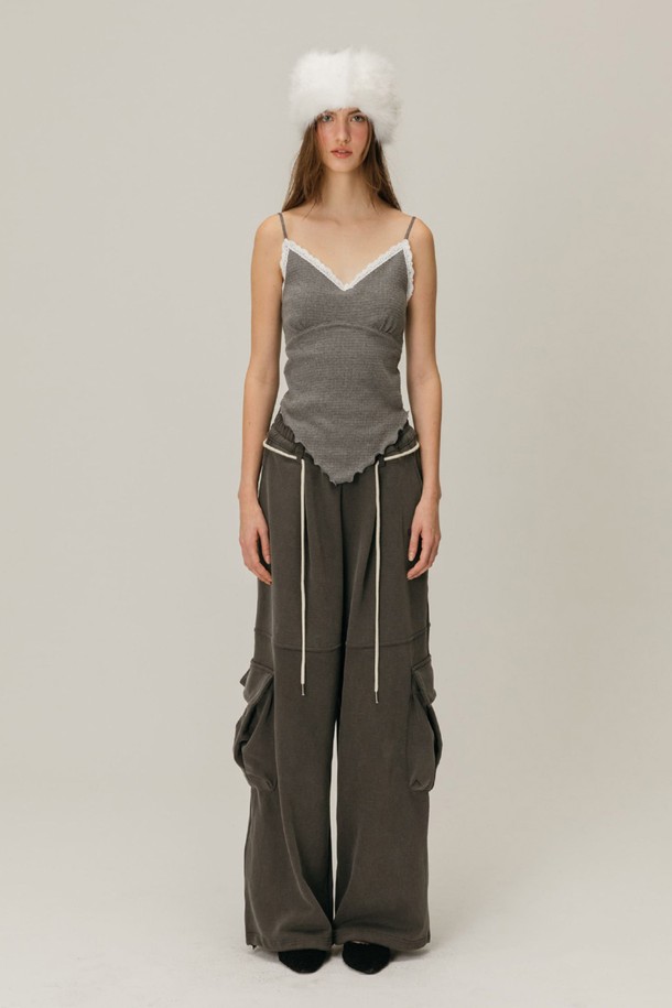 차콜 컬러의 피그먼트 카고 스웨트팬츠는 부드러운 면 소재로 제작되어 편안한 착용감을 선사합니다. 넉넉한 루즈핏과 두꺼운 두께, 기모 안감으로 겨울철에도 따뜻하게 입을 수 있습니다. 허리 및 밑단 스트링 디테일로 핏을 조절할 수 있으며, 자수 모티프가 캐주얼한 무드를 더합니다. 집콕룩, 산책룩 등 다양한 TPO에 활용 가능한 여성용 긴바지로, 미니멀하고 캐주얼한 스타일을 연출하기 좋습니다. 브라운 컬러도 함께 제공됩니다.
