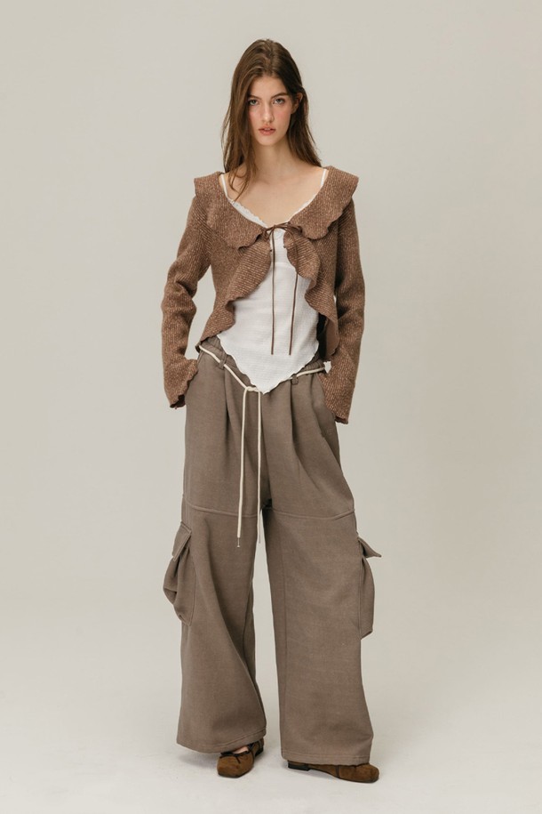 PIGMENT 카고 스웨트팬츠 / 브라운은 편안함과 스타일을 동시에 잡은 여성용 바지입니다. 부드러운 면 소재로 제작되어 뛰어난 착용감을 선사하며, 두꺼운 두께감으로 가을, 겨울 시즌에 따뜻하게 입을 수 있습니다. 넉넉한 루즈핏에 허리 밴딩과 드로우스트링으로 편안한 착용감을 제공하며, 카고 포켓 디테일이 캐주얼한 무드를 더합니다. 집콕룩, 산책룩 등 편안한 일상에 잘 어울리며, 캐주얼, 미니멀, 워크웨어 스타일을 연출하기 좋습니다. 무지 디자인으로 다양한 상의와 매치하기 용이합니다.
