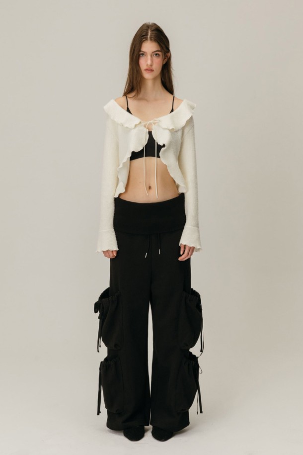 FOLDOVER SHIRRING SWEATPANTS / 블랙은 부드러운 면 소재로 제작되어 편안한 착용감을 선사하는 여성용 스웨트팬츠입니다. 셔링 디테일과 폴드오버 디자인이 더해져 캐주얼하면서도 세련된 무드를 연출합니다. 넉넉한 루즈핏 와이드 레그 스타일로 활동성을 높였으며, 블랙 컬러로 어떤 상의와도 쉽게 매치할 수 있습니다. 포켓이 있어 실용적이며, 봄, 가을, 겨울철 집콕룩, 산책룩으로 활용하기 좋습니다. 밴딩 처리로 편안하게 착용 가능하며 두꺼운 두께감으로 따뜻함을 유지해 줍니다.
