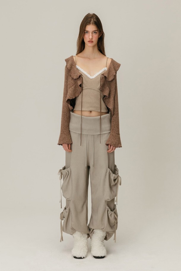 FOLDOVER SHIRRING SWEATPANTS / GREY (폴드오버 셔링 스웻팬츠 / 그레이)는 여성용 스웻팬츠입니다. 부드러운 면 소재에 안감 기모 처리가 되어 가을, 겨울철에도 따뜻하게 착용할 수 있습니다. 페미닌하면서도 캐주얼한 무드를 연출하며, 루즈핏에 롱 기장으로 편안함을 더했습니다. 폴드오버 디자인과 카고 스타일 포켓, 옆면 카고 포켓 디테일이 돋보이며, 집콕룩이나 산책룩으로 활용하기 좋습니다. 그레이 컬러에 모아레 자수 패턴이 은은하게 포인트가 되어 미니멀하면서도 클래식한 스타일을 완성합니다.
