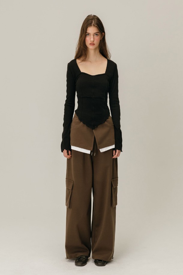 **CARGO 레이어드 스커트 팬츠 / 브라운**

캐주얼, 스트릿 무드의 카고 레이어드 스커트 팬츠입니다. 브라운 컬러의 와이드 핏 긴바지로, 가을, 겨울 시즌에 착용하기 좋습니다. 레이어드 디자인과 카고 포켓 디테일, 스커트 레이어 디자인이 특징입니다. 루즈핏으로 편안한 착용감을 선사합니다. 무지 패턴으로 다양한 상의와 매치하여 스타일리시하게 연출할 수 있습니다.
