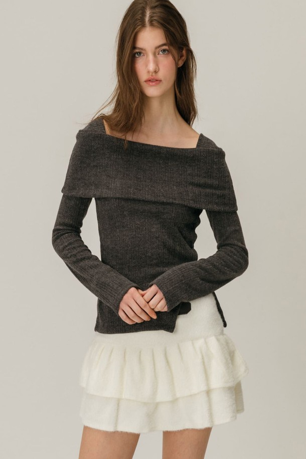 차콜 컬러의 버튼 오프 숄더 티셔츠입니다. 부드러운 면 소재로 제작되어 봄, 가을에 착용하기 좋으며, 슬림핏으로 여성스러운 실루엣을 연출합니다. 베이직한 디자인에 오프숄더 네크라인과 버튼 디테일이 더해져 미니멀, 클래식, 캐주얼 스타일을 모두 소화할 수 있습니다. 긴 소매 기장과 얇은 두께감으로 간절기 레이어드룩에도 활용하기 좋습니다. 일상에서 편안하면서도 세련된 스타일을 완성해 보세요.
