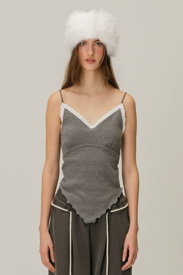 LACE WAVE SLEEVELESS (레이스 웨이브 슬리브리스) / 그레이 민소매 티셔츠는 여름철 여성 데이트룩을 위한 베이직 스타일의 아이템입니다. 슬림핏 디자인에 얇은 두께감으로 시원하게 착용할 수 있으며, V넥 라인과 레이스 디테일이 로맨틱하고 걸리시한 무드를 더합니다. 은은한 그레이 컬러가 어떤 하의와도 잘 어울려 미니멀한 스타일 연출에도 용이합니다. 시원한 여름, 레이스 디테일이 돋보이는 이 민소매 티셔츠로 당신의 스타일을 완성해보세요.
