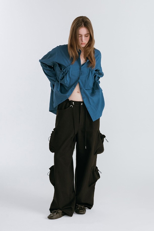 블랙 컬러의 포켓 카고 팬츠는 캐주얼, 스트리트, 미니멀 스타일을 소화하기에 좋은 아이템입니다. 넉넉한 루즈핏 와이드 실루엣으로 편안한 착용감을 선사하며, 봄, 가을 시즌에 활용하기 좋습니다. 카고 스타일의 사이드 포켓 디테일이 돋보이며, 무지 디자인으로 다양한 상의와 매치하기 용이합니다. 일상 속에서 개성 있는 스타일을 연출하고 싶을 때 추천합니다.
