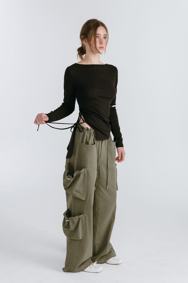 POCKET CARGO PANTS / 카키는 여성용으로, 캐주얼하고 밀리터리 스타일을 연출할 수 있는 와이드 핏 카고 팬츠입니다. 봄, 가을에 적합하며, 긴 기장으로 편안하게 착용 가능합니다. 허리 밴딩 처리로 활동성을 높였으며, 사이드 카고 포켓 디테일이 특징입니다. 무지 디자인의 카키 컬러로 다양한 상의와 손쉽게 매치하여 미니멀, 캐주얼, 워크웨어 스타일을 연출할 수 있습니다.
