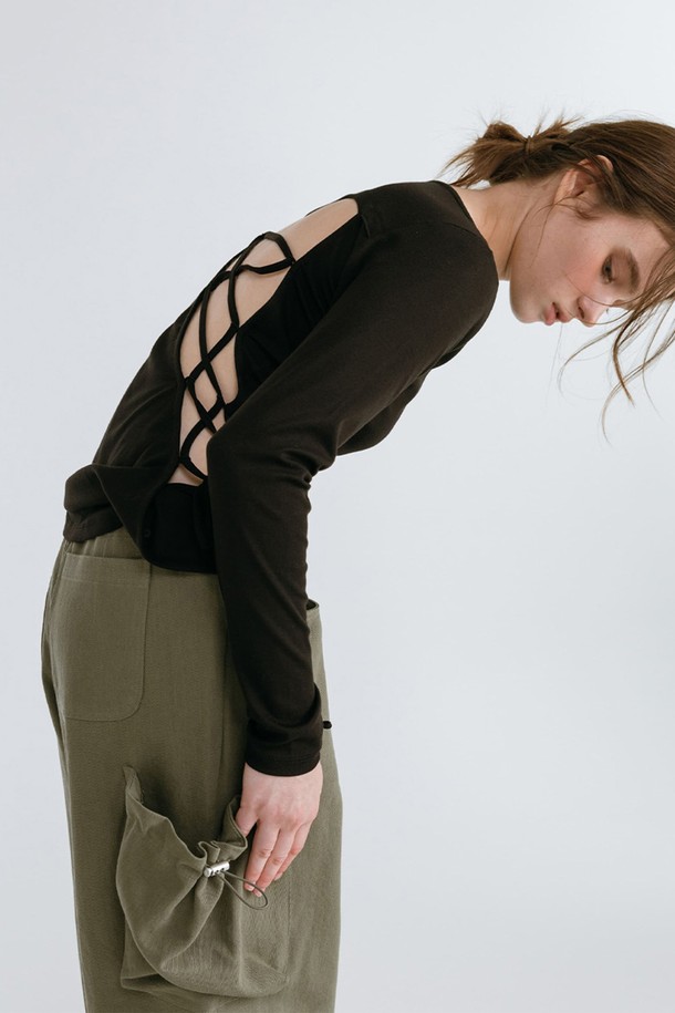 백리스 스트랩 티셔츠 / 블랙은 여성의 미니멀하고 시크한 데이트룩을 완성해 줄 아이템입니다. 부드러운 면 소재로 제작되어 편안한 착용감을 선사하며, 슬림핏 크롭 기장으로 다리가 길어 보이는 효과를 줍니다. 라운드넥 디자인에 긴 소매로, 간결하면서도 세련된 분위기를 연출합니다. 백리스 스트랩 디테일이 포인트로, 은은한 섹시함을 더해줍니다. 봄, 여름 시즌에 활용하기 좋은 얇은 두께감의 무지 블랙 컬러 티셔츠입니다.
