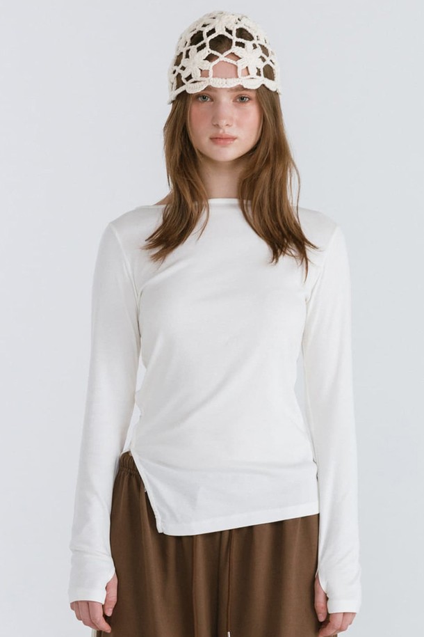 백리스 스트랩 티셔츠 / 아이보리는 미니멀한 스타일을 추구하는 여성분들을 위한 긴 소매 티셔츠입니다. 부드러운 면 소재로 제작되어 얇고 가벼운 착용감을 선사하며, 봄, 여름 시즌에 적합합니다. 라운드넥 디자인에 아이보리 컬러의 무지 패턴으로 어떤 옷에도 쉽게 매치할 수 있습니다. 특히 백리스 스트랩 디테일이 포인트로, 캐주얼하면서도 세련된 분위기를 연출합니다. 레귤러핏으로 편안하게 착용 가능하며, 일상에서 폭넓게 활용할 수 있습니다.
