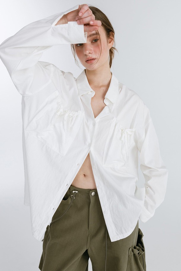 **셔링 포켓 셔츠 / 화이트**는 부드러운 면 소재로 제작되어 편안한 착용감을 선사하는 여성용 셔츠입니다. 베이직한 디자인에 셔링 디테일과 포켓으로 포인트를 더했으며, 얇은 두께감으로 봄, 여름 시즌에 시원하게 착용하기 좋습니다. 차이나 칼라와 루즈핏으로 세련된 무드를 연출하며, 출근룩, 오피스룩, 비즈니스 캐주얼 등 다양한 TPO에 활용 가능합니다. 클래식, 미니멀, 캐주얼 스타일을 즐겨 입는 여성분들께 추천합니다. 긴 소매 기장으로 간절기에도 활용하기 좋습니다.
