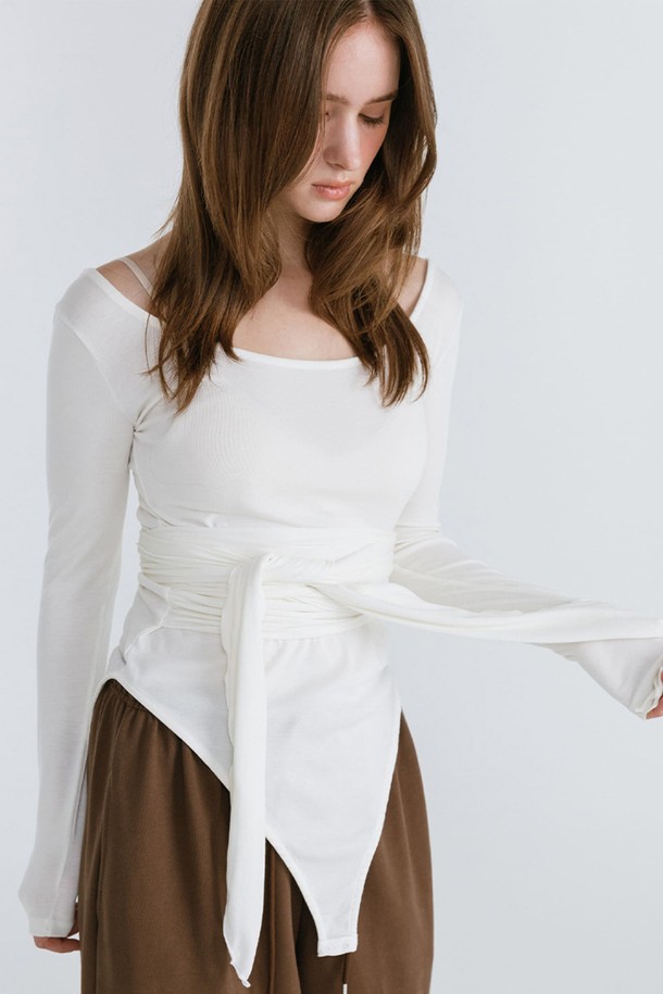 스트랩 레이어드 티셔츠 / 화이트는 여성의 미니멀하고 우아한 스타일을 위한 상의입니다. 부드러운 면 소재로 제작되어 봄, 여름 계절에 시원하게 착용하기 좋습니다. 크롭 기장의 긴소매 디자인에 스퀘어넥이 더해져 세련된 느낌을 선사하며, 스트랩 디테일과 레이어드 디자인이 특징입니다. 데이트룩, 모임룩 등 다양한 TPO에 활용 가능하며, 미니멀, 클래식, 시크 스타일을 연출하기 좋습니다. 레귤러핏으로 편안하게 착용할 수 있습니다.
