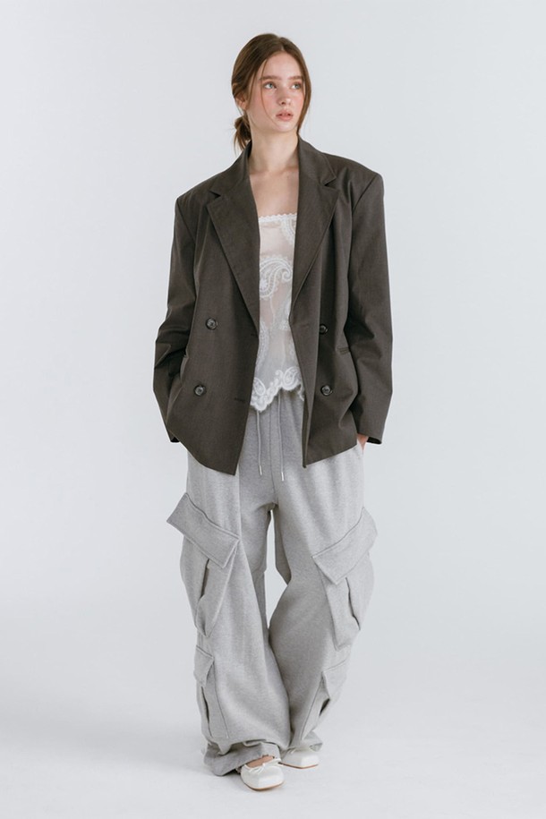 DOUBLE CARGO SWEATPANTS / GREY는 편안함과 스타일을 모두 갖춘 남녀 공용 카고 스웻팬츠입니다. 부드러운 면 소재로 제작되어 봄, 가을, 겨울 모두 따뜻하게 착용할 수 있으며, 루즈핏과 오버핏으로 편안한 착용감을 제공합니다. 그레이 컬러의 무지 디자인은 어떤 상의와도 쉽게 매치 가능하며, 캐주얼, 스트릿, 워크웨어 스타일을 연출하기 좋습니다. 넉넉한 카고 포켓은 실용성을 더해주며, 캠핑룩으로도 활용하기 좋습니다. 밴딩 처리된 허리 부분은 활동성을 높여줍니다.
