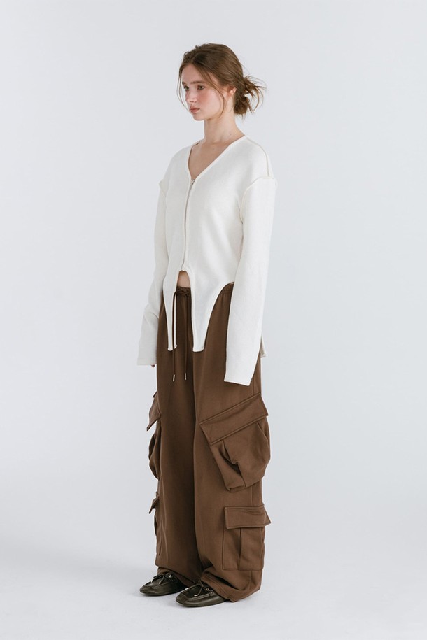 DOUBLE CARGO SWEATPANTS / BROWN은 남녀 공용으로 착용 가능한 카고 스웨트팬츠입니다. 부드러운 면 소재로 제작되어 가을, 겨울 시즌에 따뜻하고 편안하게 입을 수 있습니다. 브라운 컬러의 무지 디자인에 루즈핏으로 캐주얼하고 스트릿 스타일을 연출하기 좋습니다. 두꺼운 두께감과 밴딩 허리, 카고 포켓 디테일이 특징입니다. 일상생활에서 편안함과 스타일리시함을 동시에 잡을 수 있는 아이템입니다.
