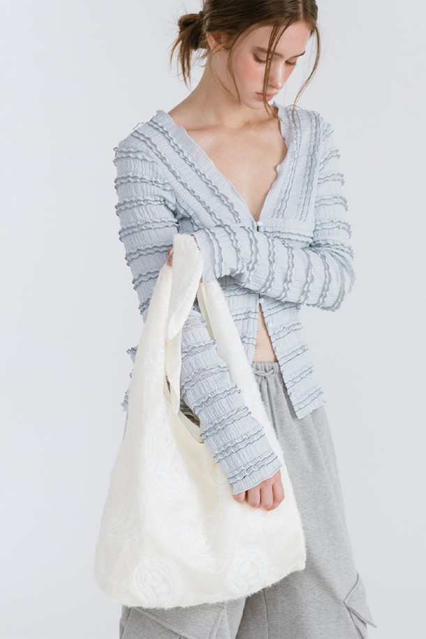 아이보리 컬러의 부드러운 오간자 소재로 제작된 소프트 라운드 오간자 백입니다. 미디엄 사이즈의 원형 가방으로, 은은하게 비치는 반투명 오간자 소재가 우아하고 엘레강스한 분위기를 연출합니다. 안쪽 내용물을 안전하게 보호해주는 조임 끈 디테일과 여성스러운 리본 장식이 돋보입니다. 데이트룩, 모임룩, 소개팅룩 등 다양한 TPO에 활용 가능하며, 클래식, 로맨틱, 미니멀 스타일 모두 소화 가능한 아이템입니다. 일상 속에서 특별함을 더해보세요.
