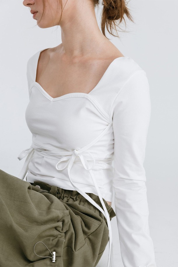 리본 하트 넥 티셔츠 / 화이트는 페미닌하고 캐주얼한 무드를 연출하는 여성 티셔츠입니다. 봄, 여름 시즌에 적합하며, 얇은 두께감과 부드러운 면 소재로 편안한 착용감을 선사합니다. 크롭 기장에 하트넥 디자인, 긴 소매와 리본 디테일이 사랑스러운 포인트를 더합니다. 데이트룩, 소개팅룩 등 특별한 날에 미니멀한 스타일로 연출하기 좋습니다.
