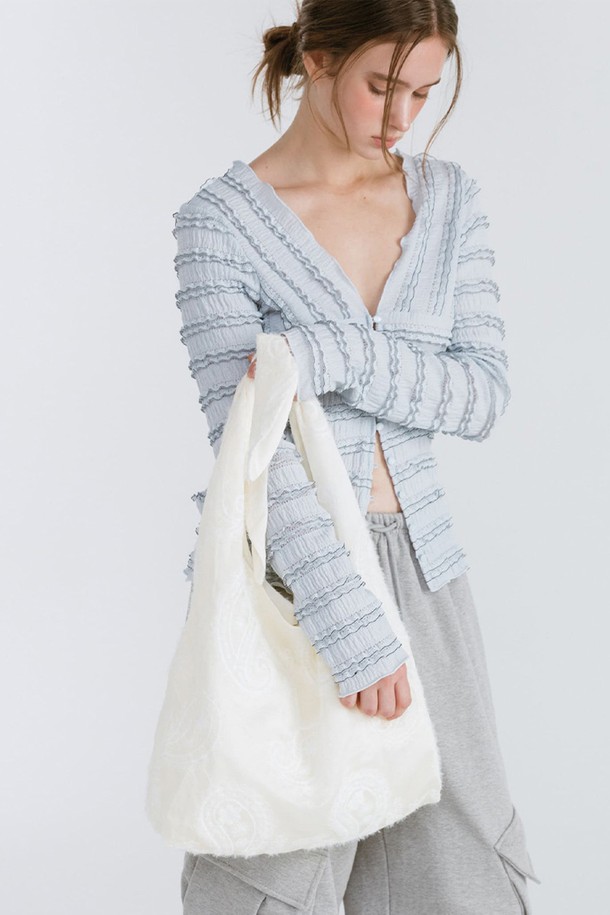 스카이블루 컬러의 프릴 버튼 가디건입니다. 부드러운 니트 소재로 제작되어 봄, 여름 시즌에 시원하게 착용하기 좋습니다. V넥 디자인에 긴 소매 기장으로 여성스러운 분위기를 연출하며, 레귤러핏으로 편안하게 착용할 수 있습니다. 프릴 디테일과 버튼 여밈이 포인트로, 캐주얼룩은 물론 데이트룩, 로맨틱 스타일까지 다양하게 활용 가능합니다. 데일리룩, 미니멀한 스타일에도 잘 어울리는 아이템입니다.
