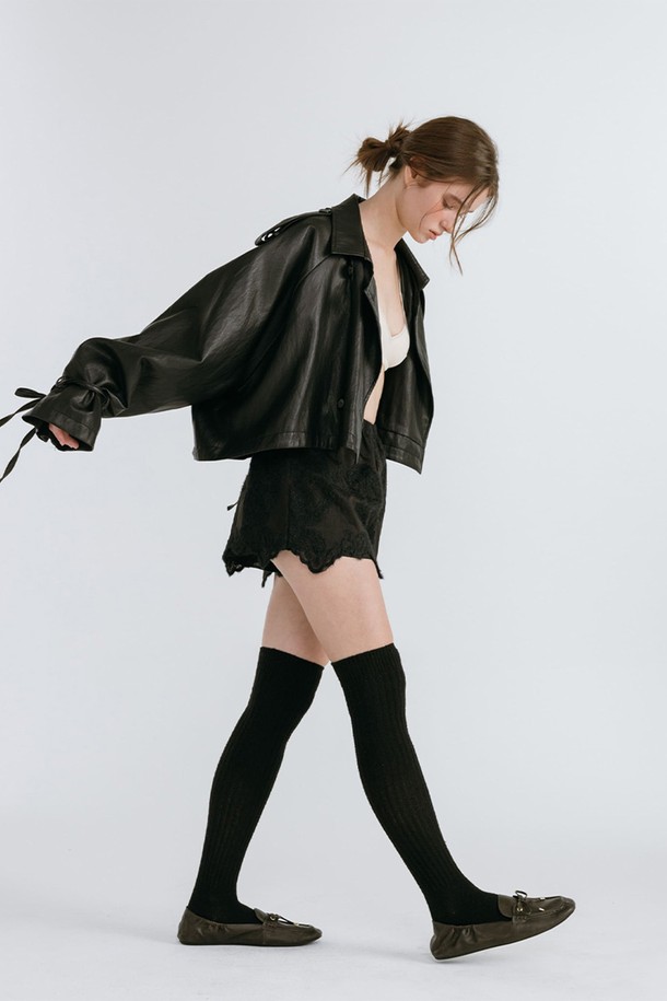 LEATHER STRAP TRENCH JACKET / BLACK (레더 스트랩 트렌치 재킷 / 블랙)은 여성용 아우터로, 봄, 가을에 착용하기 좋은 트렌치 스타일의 재킷입니다. 블랙 컬러의 무지 디자인으로, 모던하고 미니멀한 스타일을 연출합니다. 얇은 두께의 가죽(레더) 소재로 뻣뻣한 촉감을 가지며, 오버핏 크롭 기장으로 시크한 분위기를 더합니다. 소매 스트랩과 칼라 디자인이 특징이며, 버클 여밈 방식으로 제작되었습니다. 데이트룩, 출근룩, 모임룩 등 다양한 TPO에 클래식, 미니멀, 시크한 스타일을 완성해 보세요.
