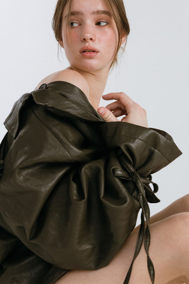 브라운 컬러의 레더 스트랩 트렌치 재킷입니다. 부드러운 촉감의 가죽/레더 소재로 제작되었으며, 봄, 가을에 착용하기 좋은 중간 두께감입니다. 클래식 무드의 무지 디자인에 루즈핏, 크롭 기장으로 시크한 스타일을 연출합니다. 버클 여밈 방식과 스트랩 디테일, 오버사이즈 핏이 특징이며, 데이트룩, 모임룩, 출근룩 등 다양한 TPO에 활용 가능합니다.
