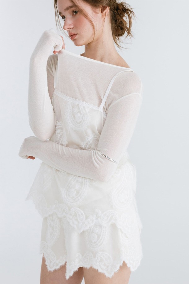 아이보리 컬러의 PAISLEY SEE-THROUGH SHORTS (페이즐리 시스루 쇼츠)입니다. 페미닌한 무드의 숏 기장 반바지로, 여름철 휴가룩, 리조트룩, 바캉스룩에 잘 어울립니다. 얇은 두께감과 루즈핏으로 시원하고 편안한 착용감을 선사하며, 에스닉하고 로맨틱한 스타일을 연출하기 좋습니다. 은은하게 비치는 시스루 디자인과 페이즐리 패턴이 특징입니다.
