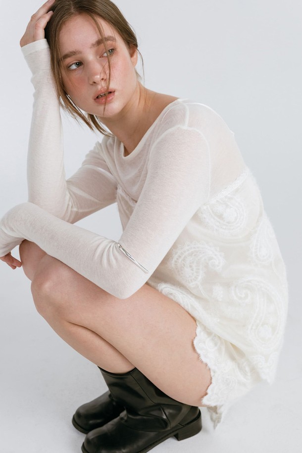 아이보리 컬러의 SEE-THROUGH ORGANZA BUSTIER (시스루 오간자 버스티에)입니다. 여성스러운 무드를 연출하는 슬림핏 크롭 기장으로, 봄, 여름 시즌에 적합합니다. 부드러운 촉감의 오간자 소재에 레이스 디테일을 더해 우아하고 페미닌한 분위기를 자아냅니다. 스퀘어 넥과 민소매 디자인으로, 데이트룩, 모임룩, 소개팅룩 등 다양한 TPO에 로맨틱, 클래식, 미니멀 스타일로 활용하기 좋습니다.
