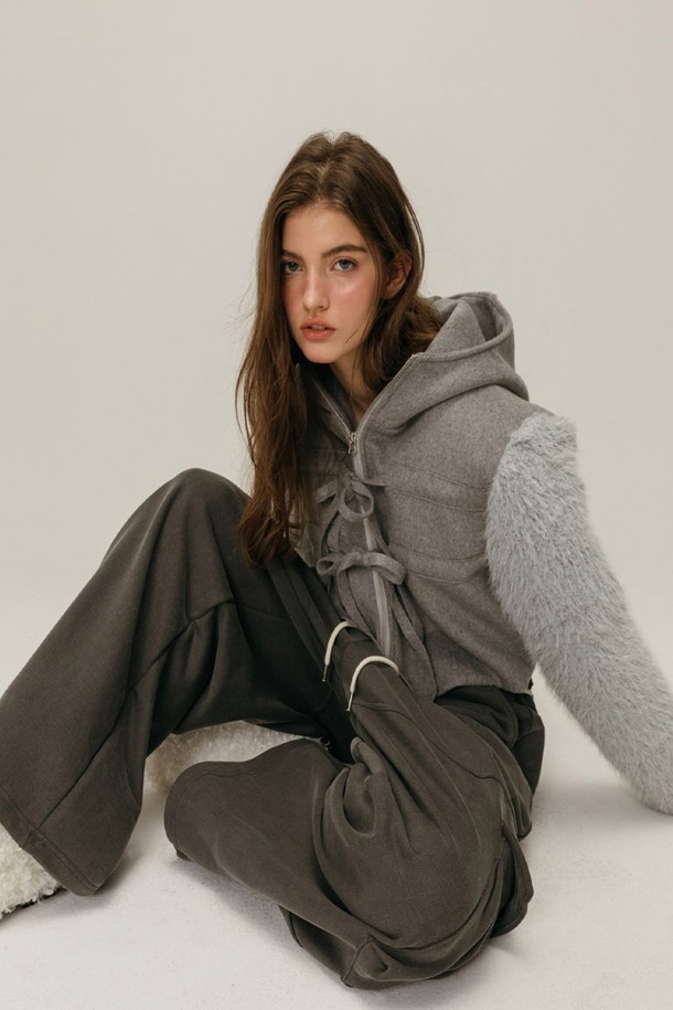 그레이 컬러의 쉬어링 울 코트는 부드러운 촉감과 따뜻한 착용감을 선사하는 겨울철 필수 아이템입니다. 오버핏 디자인에 오버사이즈 후드, 리본 스트랩 디테일을 더해 페미닌하고 우아한 스타일을 연출합니다. 울과 폴리에스테르 혼방 소재로 제작되었으며, 보온성 안감으로 추운 날씨에도 포근하게 착용할 수 있습니다. 데이트룩, 모임룩, 연말 모임룩 등 다양한 TPO에 활용 가능하며, 클래식, 미니멀, 로맨틱 스타일을 즐겨 입는 여성분들께 추천합니다. 
