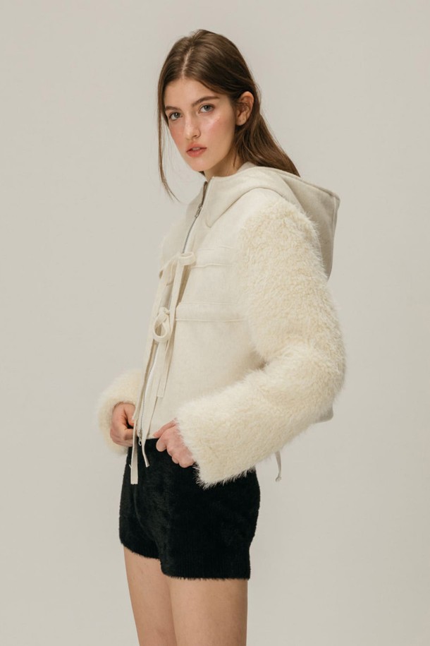 아이보리 컬러의 쉬어링 울 코트입니다. 부드러운 양털 소재로 제작되어 가을, 겨울 시즌 따뜻하게 착용할 수 있습니다. 크롭 기장에 지퍼 여밈 방식으로, 캐주얼하고 미니멀한 스타일을 연출합니다. 데이트룩, 모임룩에 활용하기 좋으며, 다양한 스타일과 매치하여 클래식한 무드를 더할 수 있습니다. 울 소재와 양털 디테일이 특징인 두꺼운 두께감의 코트입니다.
