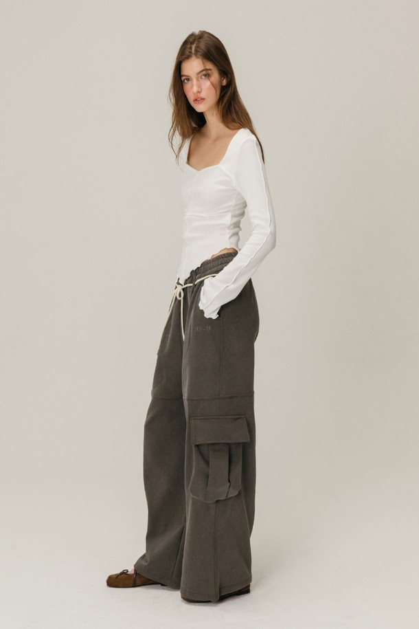 차콜 컬러의 피그먼트 카고 스웨트팬츠는 부드러운 면 소재로 제작되어 편안한 착용감을 선사합니다. 넉넉한 루즈핏과 두꺼운 두께, 기모 안감으로 겨울철에도 따뜻하게 입을 수 있습니다. 허리 및 밑단 스트링 디테일로 핏을 조절할 수 있으며, 자수 모티프가 캐주얼한 무드를 더합니다. 집콕룩, 산책룩 등 다양한 TPO에 활용 가능한 여성용 긴바지로, 미니멀하고 캐주얼한 스타일을 연출하기 좋습니다. 브라운 컬러도 함께 제공됩니다.
