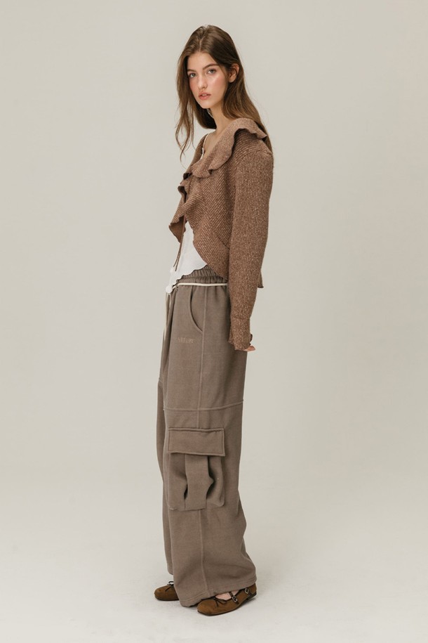 PIGMENT 카고 스웨트팬츠 / 브라운은 편안함과 스타일을 동시에 잡은 여성용 바지입니다. 부드러운 면 소재로 제작되어 뛰어난 착용감을 선사하며, 두꺼운 두께감으로 가을, 겨울 시즌에 따뜻하게 입을 수 있습니다. 넉넉한 루즈핏에 허리 밴딩과 드로우스트링으로 편안한 착용감을 제공하며, 카고 포켓 디테일이 캐주얼한 무드를 더합니다. 집콕룩, 산책룩 등 편안한 일상에 잘 어울리며, 캐주얼, 미니멀, 워크웨어 스타일을 연출하기 좋습니다. 무지 디자인으로 다양한 상의와 매치하기 용이합니다.
