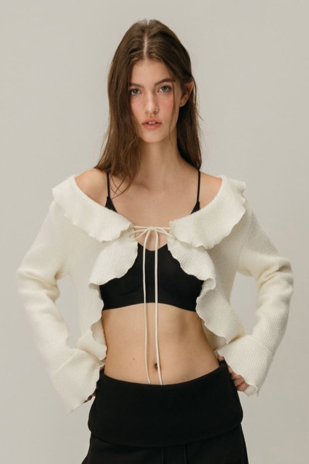 FOLDOVER SHIRRING SWEATPANTS / 블랙은 부드러운 면 소재로 제작되어 편안한 착용감을 선사하는 여성용 스웨트팬츠입니다. 셔링 디테일과 폴드오버 디자인이 더해져 캐주얼하면서도 세련된 무드를 연출합니다. 넉넉한 루즈핏 와이드 레그 스타일로 활동성을 높였으며, 블랙 컬러로 어떤 상의와도 쉽게 매치할 수 있습니다. 포켓이 있어 실용적이며, 봄, 가을, 겨울철 집콕룩, 산책룩으로 활용하기 좋습니다. 밴딩 처리로 편안하게 착용 가능하며 두꺼운 두께감으로 따뜻함을 유지해 줍니다.
