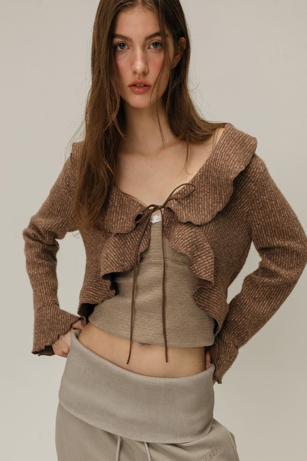 FOLDOVER SHIRRING SWEATPANTS / GREY (폴드오버 셔링 스웻팬츠 / 그레이)는 여성용 스웻팬츠입니다. 부드러운 면 소재에 안감 기모 처리가 되어 가을, 겨울철에도 따뜻하게 착용할 수 있습니다. 페미닌하면서도 캐주얼한 무드를 연출하며, 루즈핏에 롱 기장으로 편안함을 더했습니다. 폴드오버 디자인과 카고 스타일 포켓, 옆면 카고 포켓 디테일이 돋보이며, 집콕룩이나 산책룩으로 활용하기 좋습니다. 그레이 컬러에 모아레 자수 패턴이 은은하게 포인트가 되어 미니멀하면서도 클래식한 스타일을 완성합니다.
