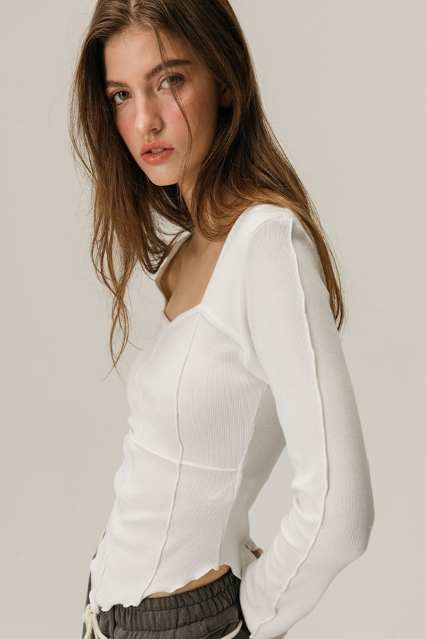 SIGNATURE HEART NECK 티셔츠 / 화이트는 여성 의류 상의로, 페미닌하고 모던한 스타일을 연출합니다. 하트넥 디자인과 슬림핏으로 여성스러운 실루엣을 강조하며, 봄, 여름, 가을 계절에 활용하기 좋습니다. 면, 폴리에스테르, 스판덱스 혼방 소재로 제작되어 부드러운 촉감과 신축성을 제공하며, 얇은 두께감으로 편안하게 착용할 수 있습니다. 웨이브컷 밑단과 구조적 실루엣이 특징이며, 데이트룩, 모임룩, 소개팅룩 등 다양한 TPO에 미니멀, 클래식, 로맨틱 스타일로 연출하기 좋습니다.
