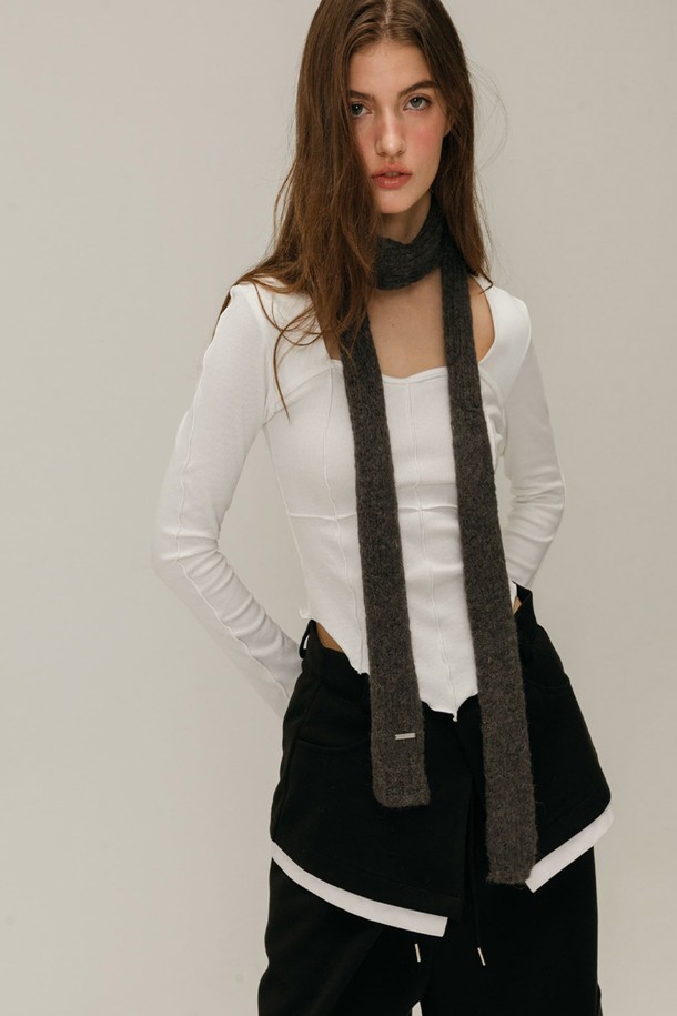 CARGO LAYERED SKIRT PANTS / BLACK (카고 레이어드 스커트 팬츠 / 블랙)는 여성 의류로, 캐주얼, 스트리트, 미니멀 스타일을 모두 아우르는 매력적인 제품입니다. 봄, 가을에 착용하기 좋으며, 하이웨이스트 디자인과 와이드 핏으로 편안하면서도 스타일리시한 실루엣을 연출합니다. 무지 패턴의 블랙 컬러로 어떤 상의와도 쉽게 매치할 수 있으며, 스커트 레이어드 디자인과 카고 포켓 디테일이 특징입니다. 루즈핏으로 활동성을 높였으며, 밴딩은 없습니다.
