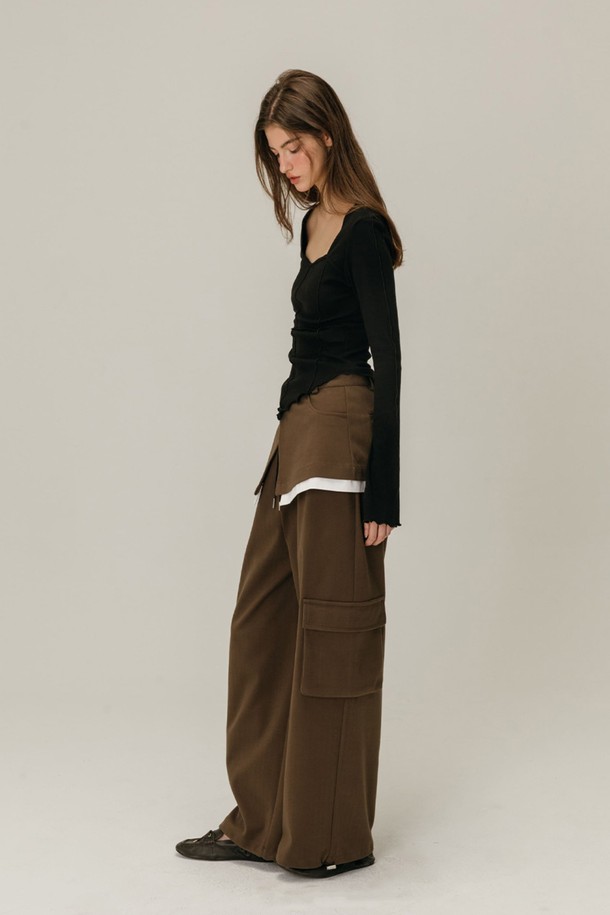 **CARGO 레이어드 스커트 팬츠 / 브라운**

캐주얼, 스트릿 무드의 카고 레이어드 스커트 팬츠입니다. 브라운 컬러의 와이드 핏 긴바지로, 가을, 겨울 시즌에 착용하기 좋습니다. 레이어드 디자인과 카고 포켓 디테일, 스커트 레이어 디자인이 특징입니다. 루즈핏으로 편안한 착용감을 선사합니다. 무지 패턴으로 다양한 상의와 매치하여 스타일리시하게 연출할 수 있습니다.
