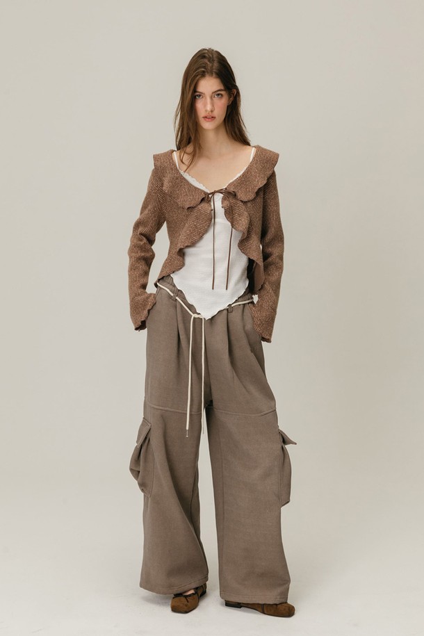 프릴 스트랩 가디건 / 브라운은 우아하고 페미닌한 스타일을 연출하는 여성용 니트/스웨터입니다. 톤 다운된 브라운 컬러에 프릴 넥과 스트랩 디자인이 더해져 로맨틱한 분위기를 자아냅니다. 두꺼운 두께감의 니트 소재로 제작되어 가을, 겨울 시즌에 따뜻하게 착용할 수 있으며, 일상, 데이트룩, 모임룩, 출근룩 등 다양한 TPO에 활용 가능합니다. 레귤러핏 크롭 기장으로 다리가 길어 보이는 효과를 주며, 부드러운 촉감이 특징입니다. 클래식, 미니멀, 로맨틱 스타일을 즐겨 입는 분들께 추천합니다.
