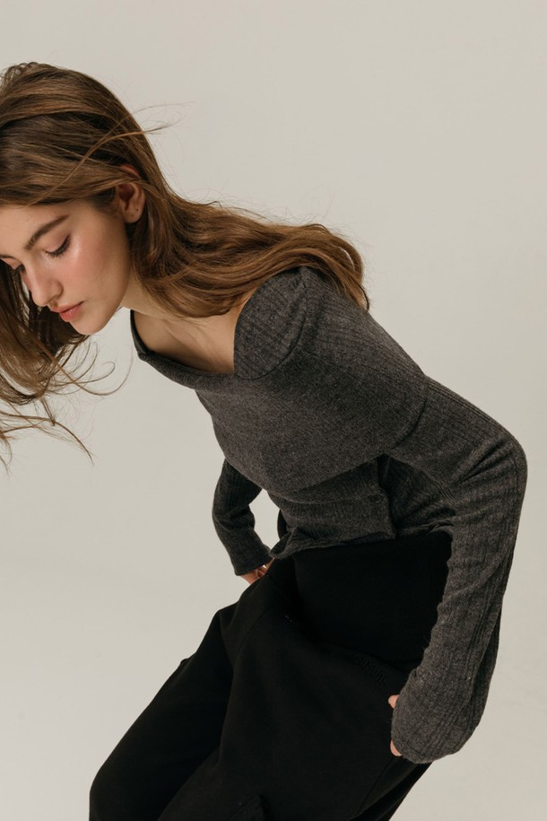 차콜 컬러의 버튼 오프 숄더 티셔츠입니다. 부드러운 면 소재로 제작되어 봄, 가을에 착용하기 좋으며, 슬림핏으로 여성스러운 실루엣을 연출합니다. 베이직한 디자인에 오프숄더 네크라인과 버튼 디테일이 더해져 미니멀, 클래식, 캐주얼 스타일을 모두 소화할 수 있습니다. 긴 소매 기장과 얇은 두께감으로 간절기 레이어드룩에도 활용하기 좋습니다. 일상에서 편안하면서도 세련된 스타일을 완성해 보세요.
