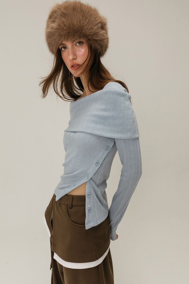 **BUTTON OFF SHOULDER 티셔츠 / 스카이블루**

여성스러운 분위기를 연출하는 오프숄더 티셔츠입니다. 스카이블루와 차콜 두 가지 색상으로 제공되며, 데이트룩, 모임룩, 소개팅룩에 잘 어울립니다. 봄, 가을에 어울리는 긴소매 기장으로, 페미닌한 스타일을 완성합니다. 부드러운 촉감의 폴리에스테르와 레이온 혼방 소재로 제작되었으며, 와이드 네크라인과 비대칭 버튼 디테일이 특징입니다. 모아레 각인 버튼과 비대칭 버튼 배치가 돋보이는 클래식하면서도 미니멀한 디자인입니다.
