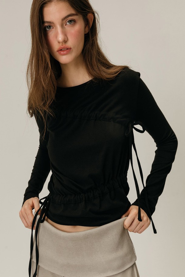 셔링 보트 넥 티셔츠 (블랙)는 여성스러운 매력을 극대화하는 슬림핏 티셔츠입니다. 부드러운 면, 모달, 스판덱스 혼방 소재로 제작되어 편안한 착용감과 뛰어난 신축성을 자랑합니다. 우아한 무드의 보트넥 디자인과 셔링 디테일이 더해져 데이트룩, 모임룩, 소개팅룩 등 다양한 TPO에 활용 가능합니다. 긴 소매 기장으로 간절기에도 활용하기 좋으며, 미니멀, 클래식, 로맨틱 스타일을 즐기는 분들께 추천합니다. 단독 또는 레이어드하여 세련된 스타일을 연출해보세요.
