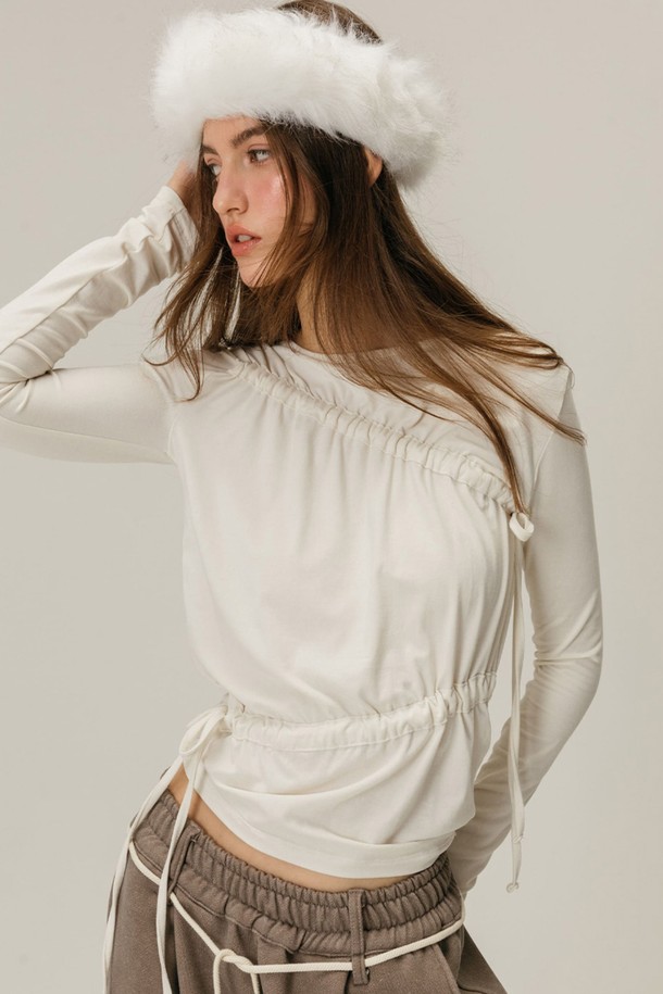 셔링 보트 넥 티셔츠 (아이보리)는 여성스러운 무드를 연출하는 페미닌 스타일의 티셔츠입니다. 부드러운 면, 모달, 스판덱스 혼방 소재로 제작되어 얇고 가벼우며, 부드러운 촉감을 선사합니다. 보트넥 디자인과 셔링 디테일이 특징이며, 핏은 레귤러핏, 소매는 긴소매입니다. 데이트룩, 모임룩에 적합하며, 미니멀, 로맨틱, 클래식 스타일을 즐기는 분들께 추천합니다. 셔링 스트링으로 핏 조절이 가능하여 편안하고 신축성 있는 착용감을 제공합니다.
