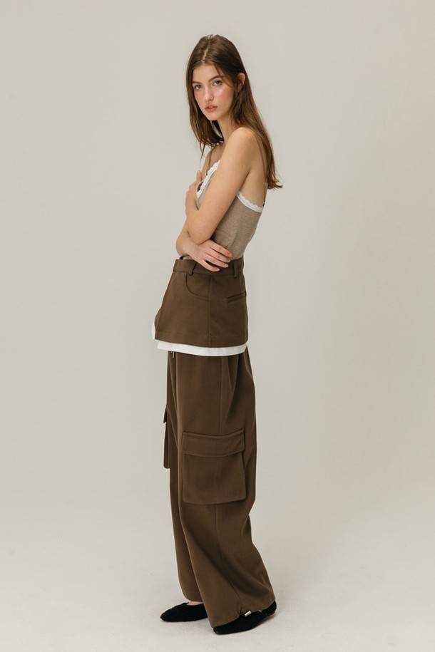 LACE WAVE SLEEVELESS (레이스 웨이브 슬리브리스) / 베이지는 여성용 상의로, 봄과 여름에 어울리는 아이템입니다. 부드러운 레이스 소재와 베이직하면서 우아한 스타일이 특징이며, 슬림핏 V넥 디자인으로 여성스러운 실루엣을 연출합니다. 얇은 두께감과 민소매 디자인으로 시원하게 착용할 수 있으며, 웨이브 디테일이 포인트로 더해져 로맨틱한 무드를 줍니다. 데이트룩, 모임룩 등 특별한 날에 클래식하고 미니멀한 스타일로 연출하기 좋습니다.
