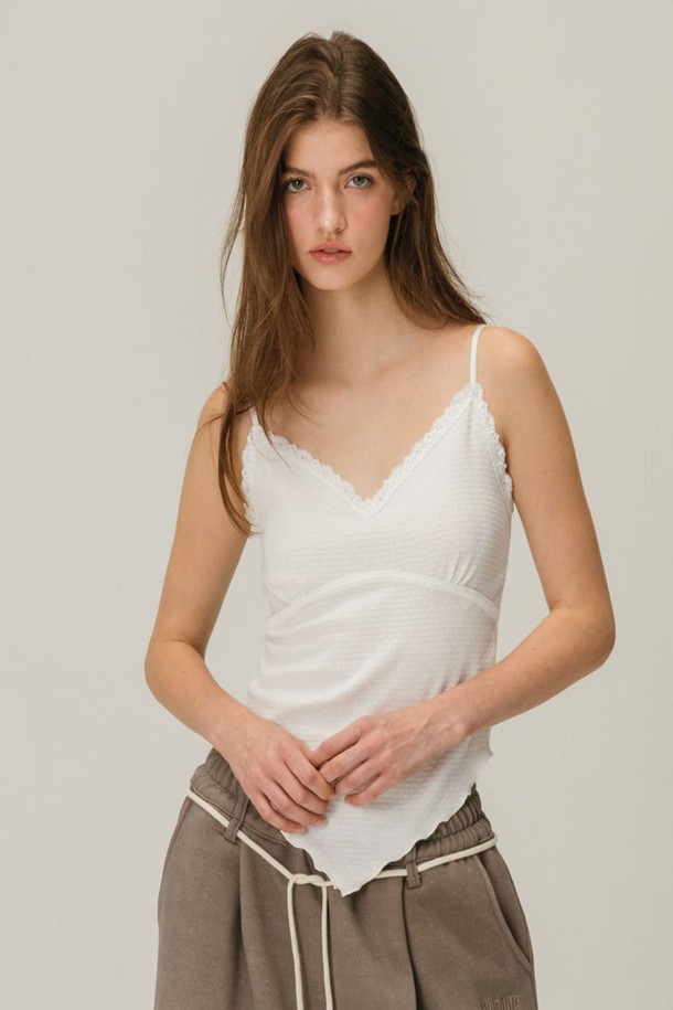 레이스 웨이브 민소매 티셔츠 / 화이트는 여성 의류로, 봄과 여름에 어울리는 페미닌한 스타일을 연출합니다. 부드러운 면 소재로 제작되어 편안한 착용감을 선사하며, 레귤러 핏에 브이넥 디자인이 특징입니다. 레이스 디테일과 웨이브 디자인이 더해져 로맨틱하고 미니멀한 무드를 자아내 데이트룩, 소개팅룩에 적합합니다. 얇은 두께감의 민소매 디자인으로 시원하게 입을 수 있습니다.
