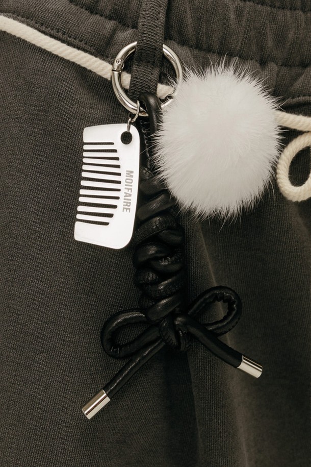 세련되고 고급스러운 디자인의 밍크 로프 키링/키체인입니다. 블랙 컬러의 밍크와 인조 가죽 소재로 제작되었으며, 곰 디테일의 퍼 장식이 돋보입니다. 여성스러움을 강조하는 클래식, 미니멀 스타일의 액세서리로, 가방, 파우치, 바지 등에 활용하여 포인트를 줄 수 있습니다. 일상생활에서 유용하게 사용 가능한 키체인으로, 소지품에 특별함을 더해보세요. 실버 컬러 옵션도 제공됩니다.
