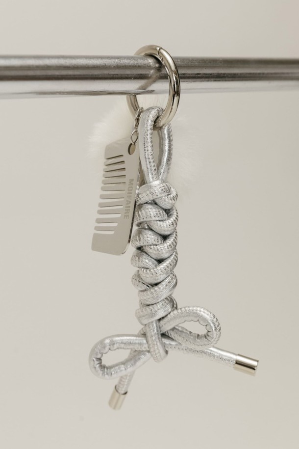 MINK ROPE KEYRING (밍크 로프 키링) / 실버는 여성스러운 스타일을 완성하는 키링입니다. 실버와 블랙 두 가지 색상으로 출시되었으며, 밍크, 인조가죽, 메탈 소재를 사용하여 고급스러움을 더했습니다. 전체 길이 15cm의 미디엄 사이즈로, 곰 디테일과 로프 디자인이 돋보이는 장식용 액세서리입니다. 데이트룩, 모임룩 등 다양한 TPO에 활용 가능하며 가방에 부착하여 포인트를 줄 수 있습니다. 클래식, 미니멀, 걸리시 스타일을 즐겨 입는 고객에게 추천합니다.
