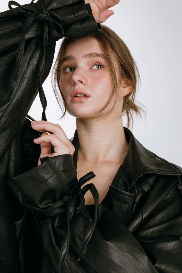 LEATHER STRAP TRENCH JACKET / BLACK (레더 스트랩 트렌치 재킷 / 블랙)은 여성용 아우터로, 봄, 가을에 착용하기 좋은 트렌치 스타일의 재킷입니다. 블랙 컬러의 무지 디자인으로, 모던하고 미니멀한 스타일을 연출합니다. 얇은 두께의 가죽(레더) 소재로 뻣뻣한 촉감을 가지며, 오버핏 크롭 기장으로 시크한 분위기를 더합니다. 소매 스트랩과 칼라 디자인이 특징이며, 버클 여밈 방식으로 제작되었습니다. 데이트룩, 출근룩, 모임룩 등 다양한 TPO에 클래식, 미니멀, 시크한 스타일을 완성해 보세요.
